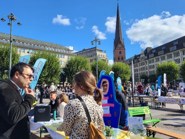 Längste Tafel Hamburgs vor dem Rathaus beim Stiftungstag 2024